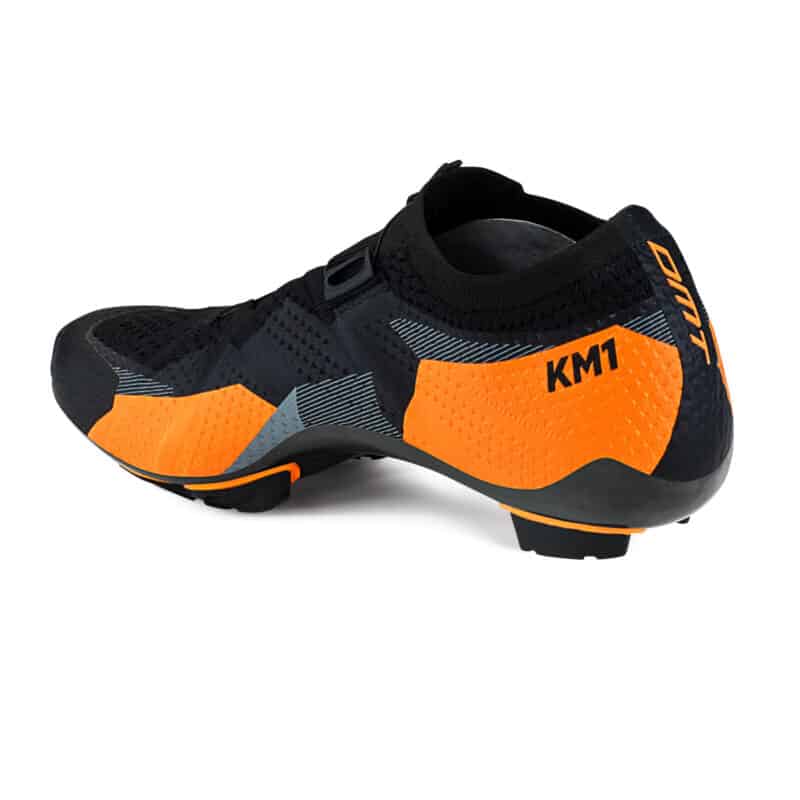 Scarpa da mountain bike DMT KM1, versione orange, vista di 3/4