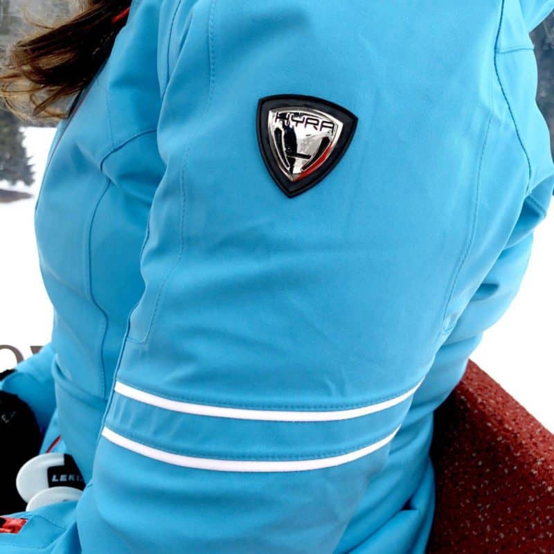 Il caratteristico scudetto Hyra sulla giacca Les Deux Alpes