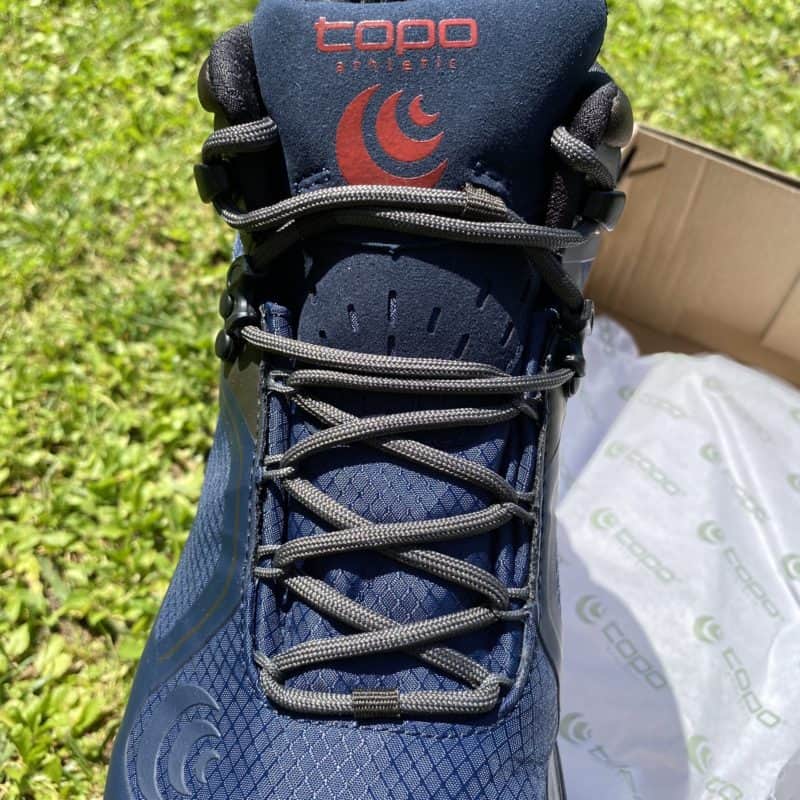 Topo Athletic Trailventure, allacciatura con passa lacci in tessuto