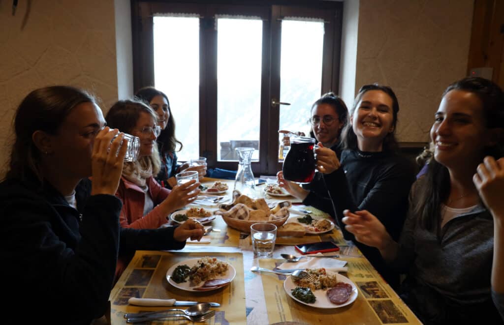 Uno dei numerosi brindisi della serata al rifugio Balma