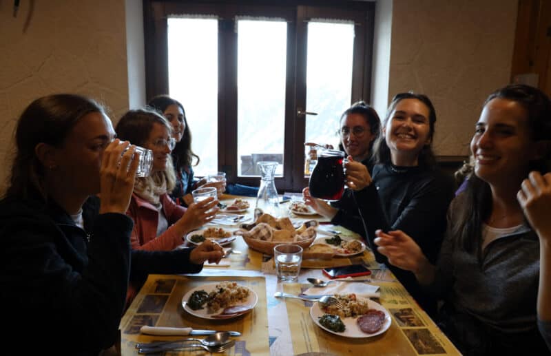 Uno dei numerosi brindisi della serata al rifugio Balma