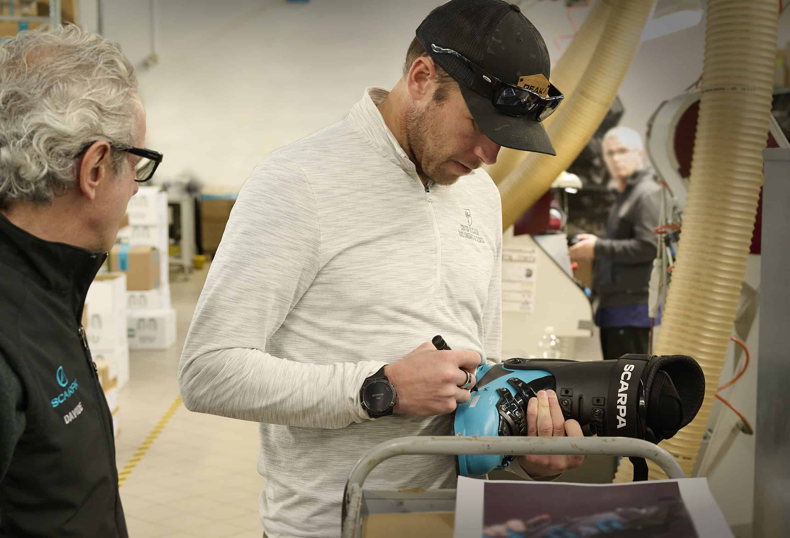 Bode Miller firma uno scarpone a Davide Parisotto. responsabile produzione Scarpa.