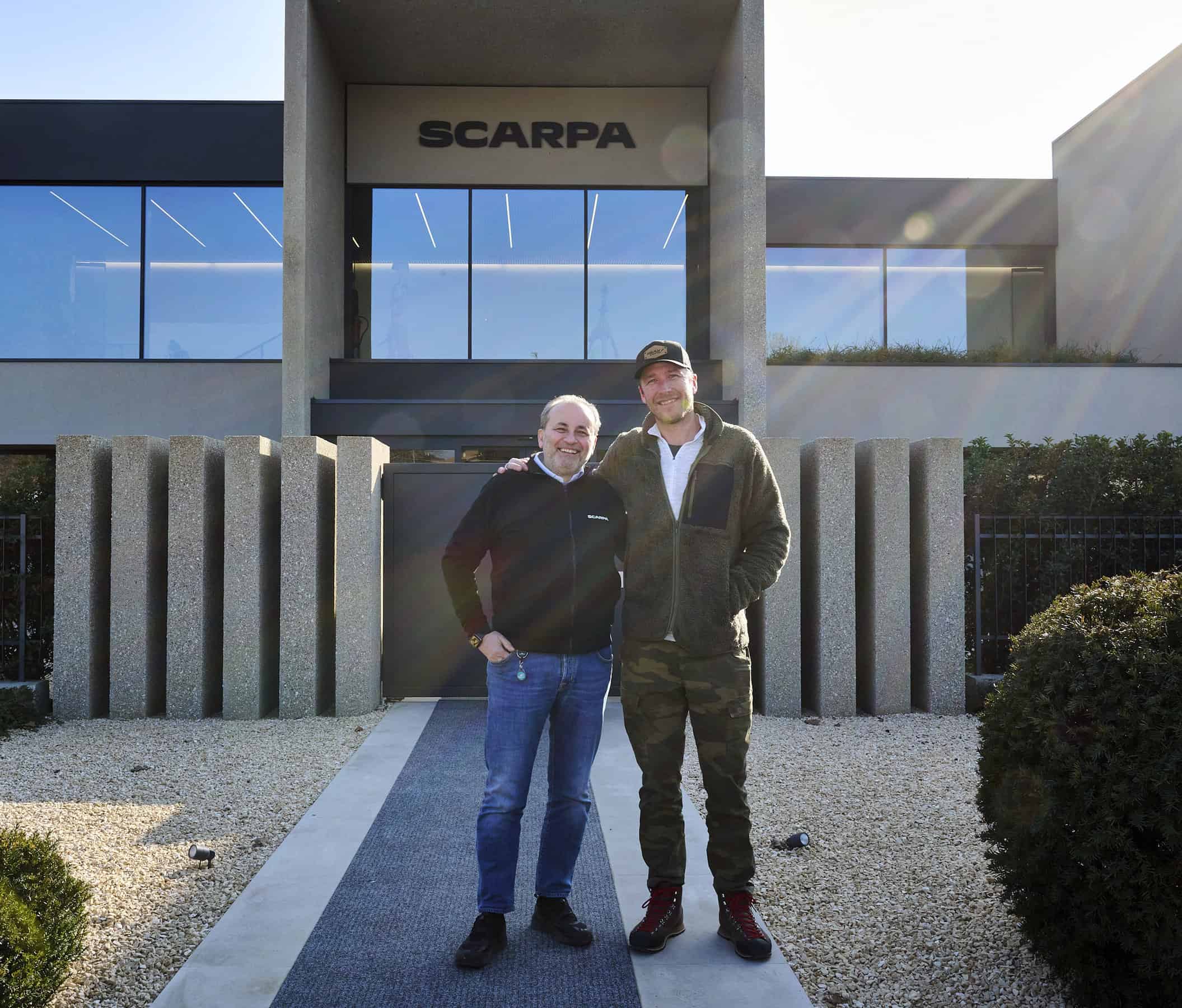 Sandro Parisotto, presidente Scarpa, con Bode Miller di fronte all'ingresso della fabbrica.