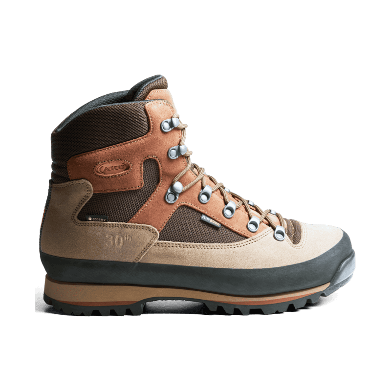 Aku Conero 30 GTX, in colore marrone in onore della tradizione.