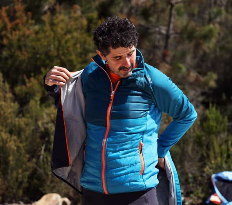 Indossando il softshell sopra lo strato termico del completo trekking di CMP.