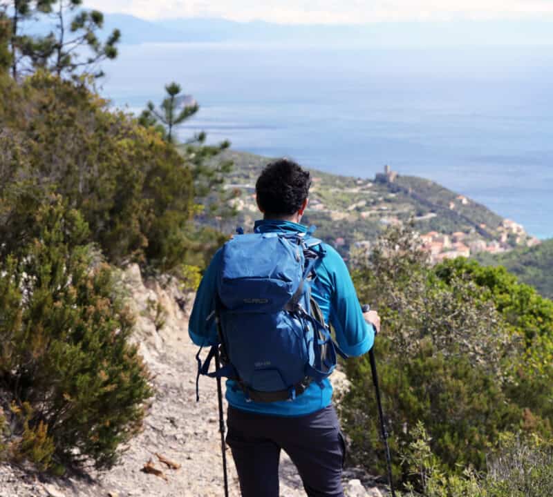In discesa su Noli durante il test outfit trekking CMP.