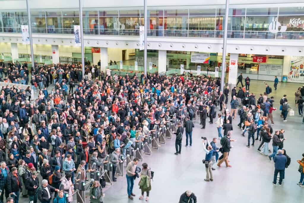 La folla degli operatori prende d'assalto i tornelli di Ispo Monaco 2022