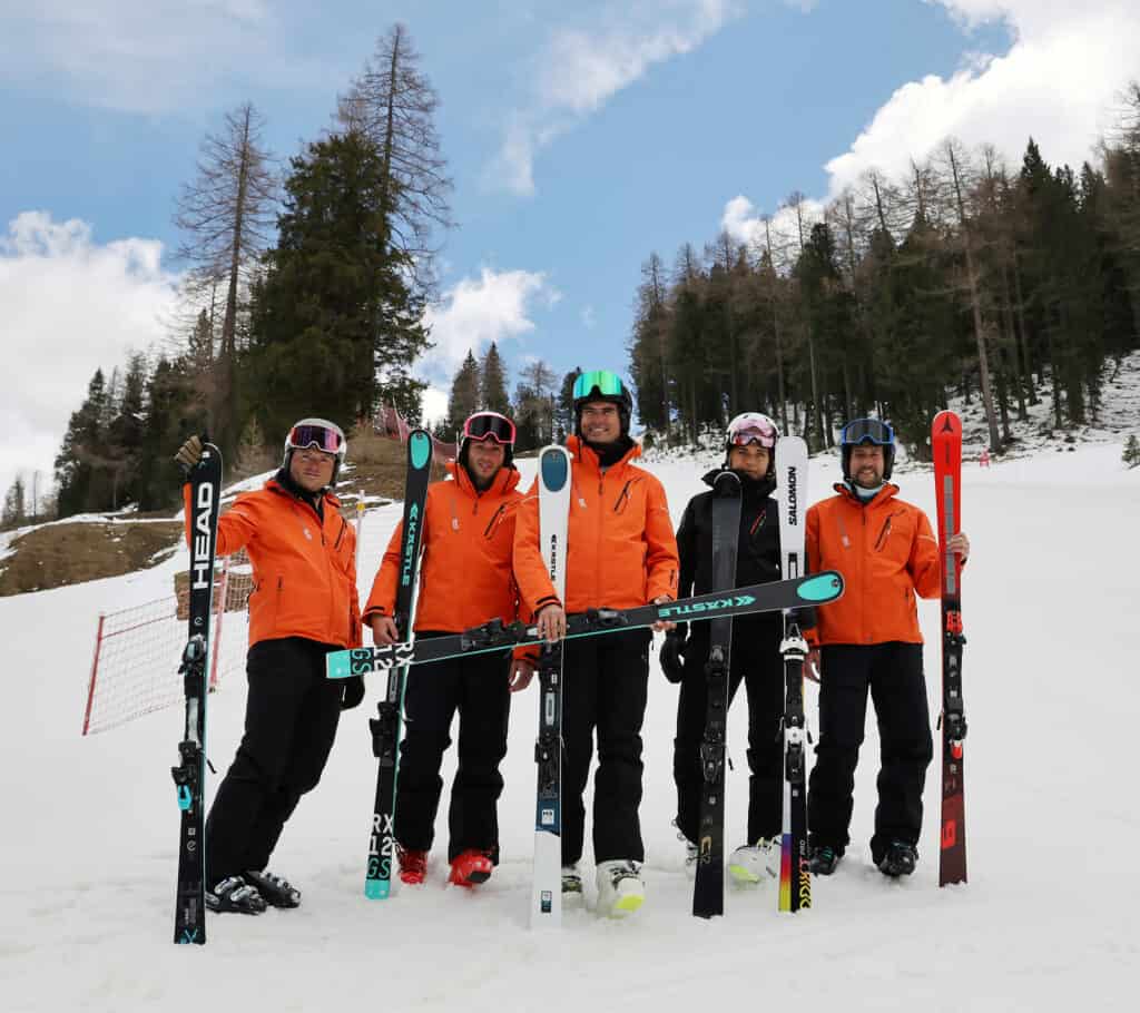 Il Tester Team di Outdoortest ai piedi della pista Agnello a Pampeago, nello Ski Center Latemar.