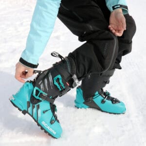 Azionamento del meccanismo ski & walk dello scarpone Scarpa Gea.