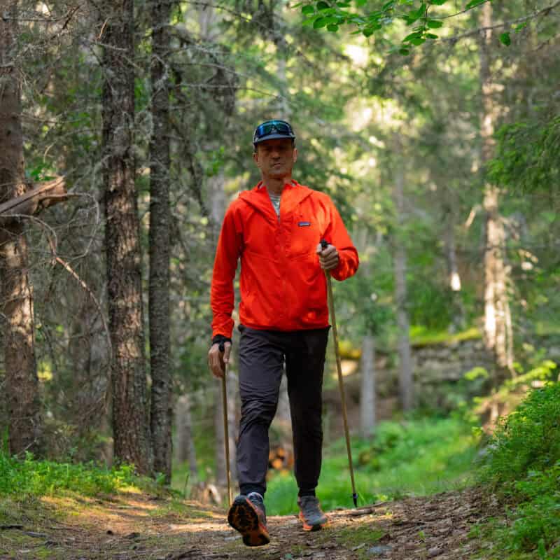 Angelo Galbiati con i bastoni Komperdell Bayamo da nordic walking.