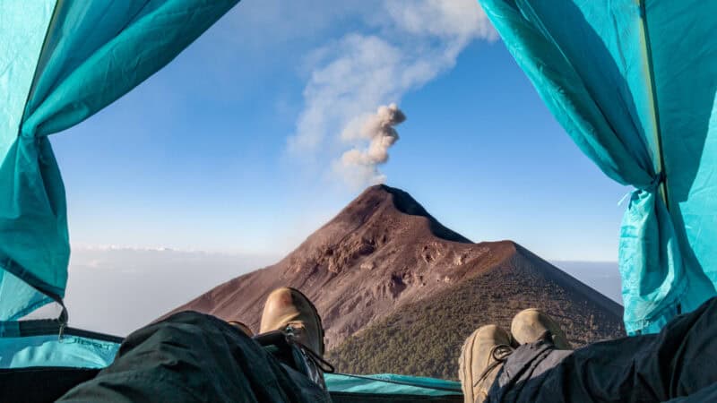 Guatemala Guardando un Vulcano eruttare dalla tenda.
