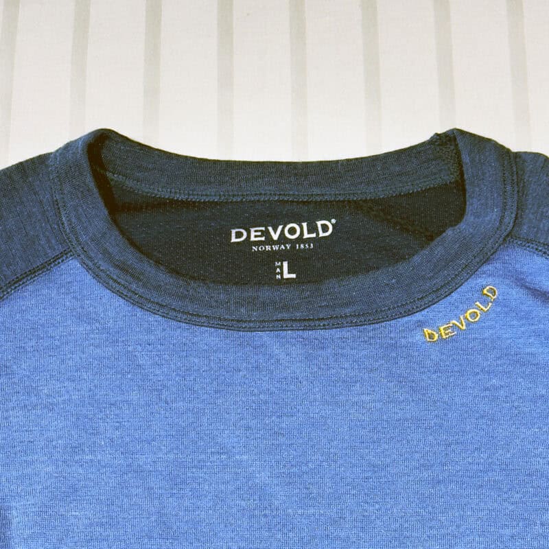 Il profilo del colletto della maglia Devold Egga Grid Merino Jkt Man.