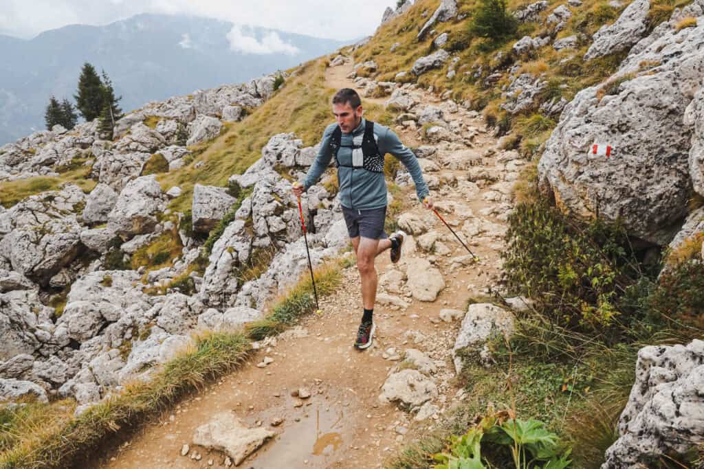 Alessandro corre con completo Mammut e scarpe La Sportiva.