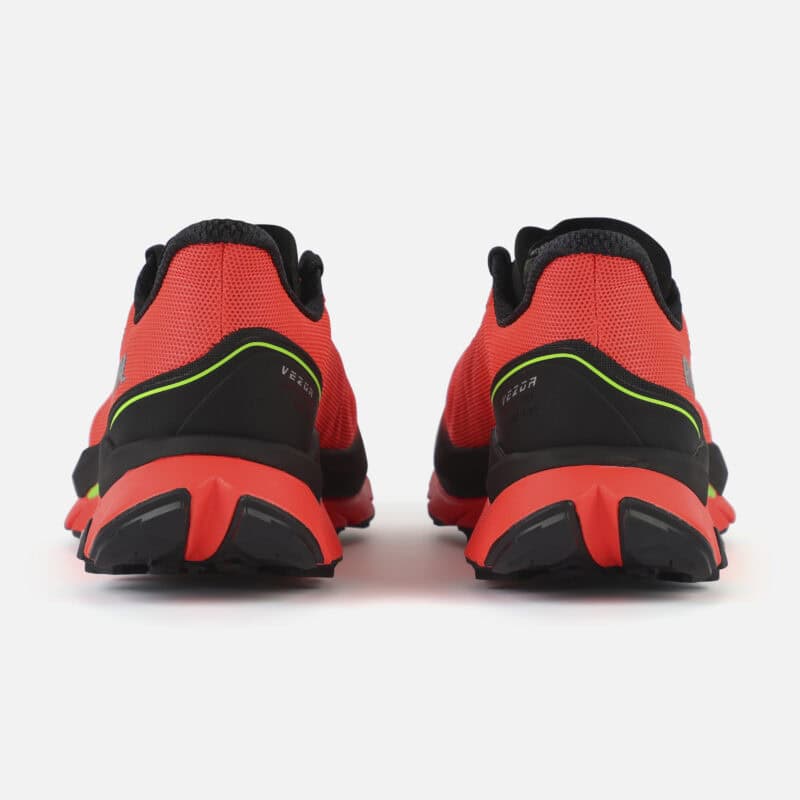 Vista posteriore con il tallone ammortizzato e diviso in due parti.