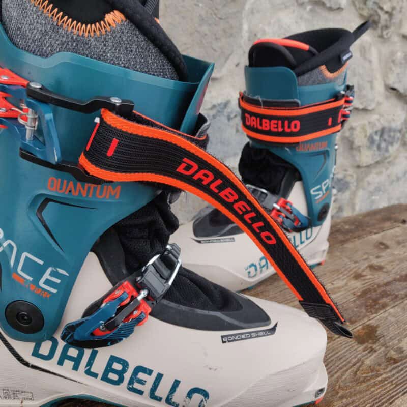 Power strap superiore e due ganci di chiusura.