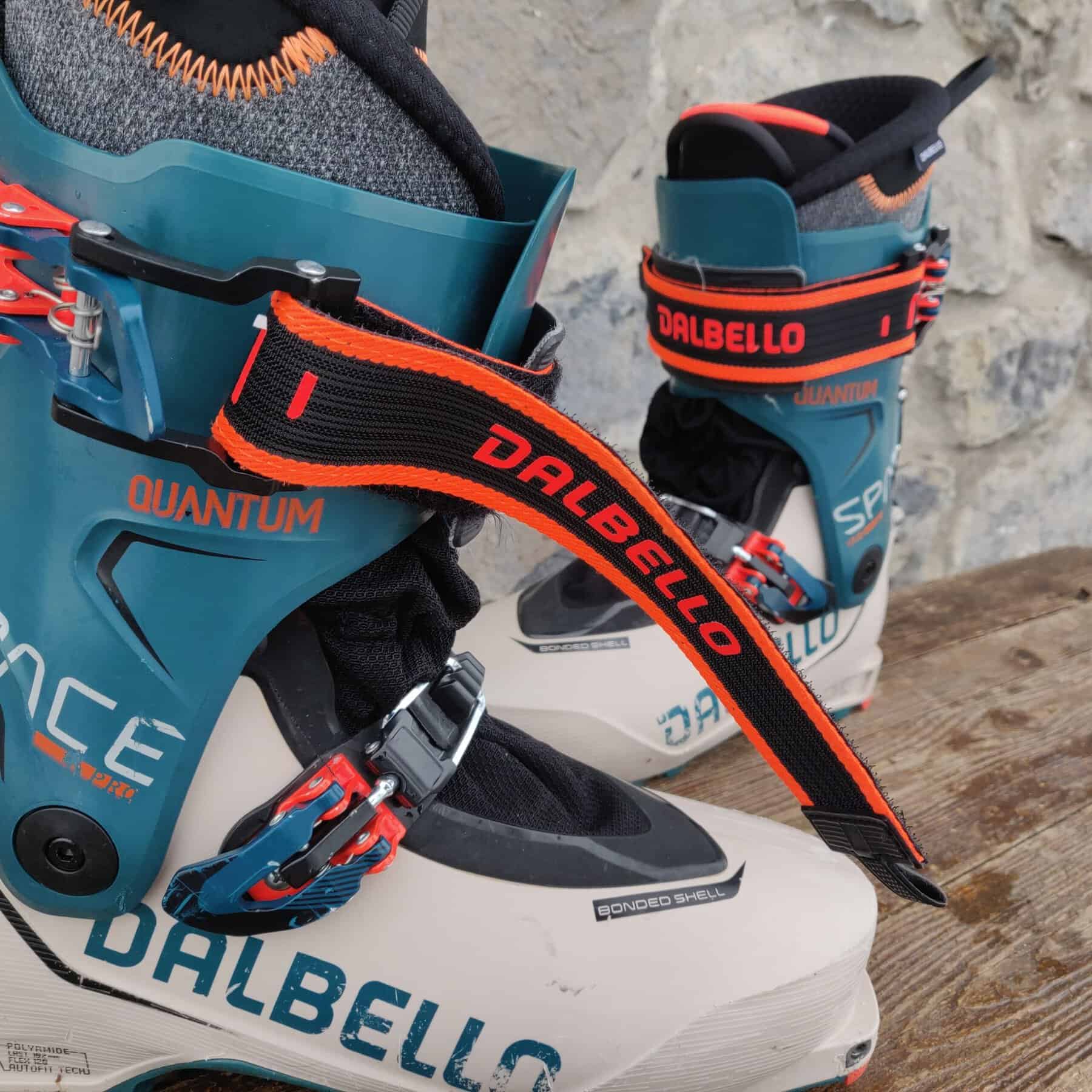 Power strap superiore e due ganci di chiusura.