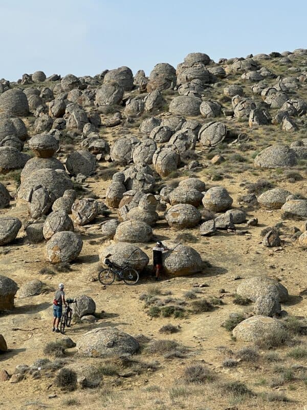 La Valle delle Sfere, misteriosa area costellata da palle di roccia giganti.