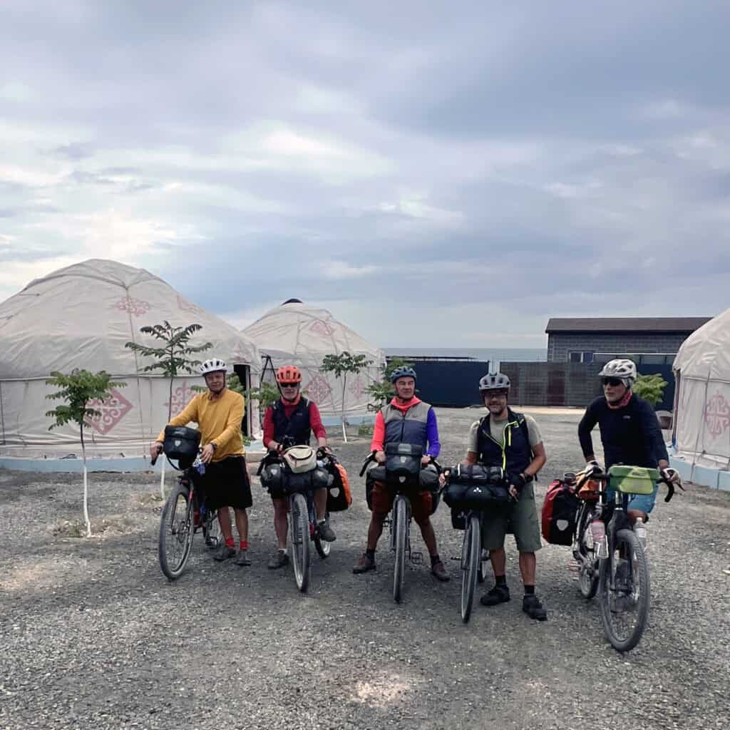 Gruppo al completo davanti alle Yurta.