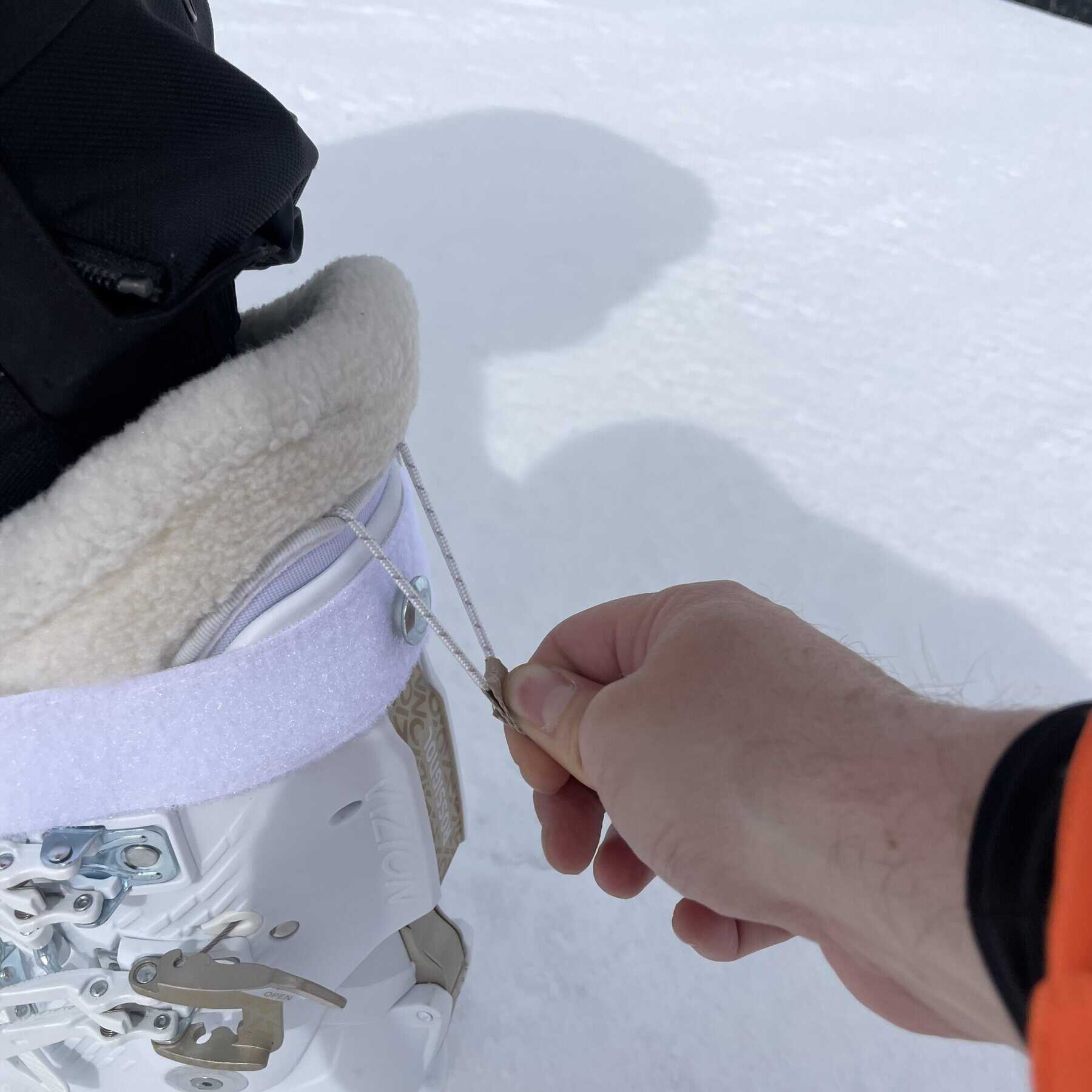 Tiretto di trazione posteriore della scarpetta per agevolare la calzata.