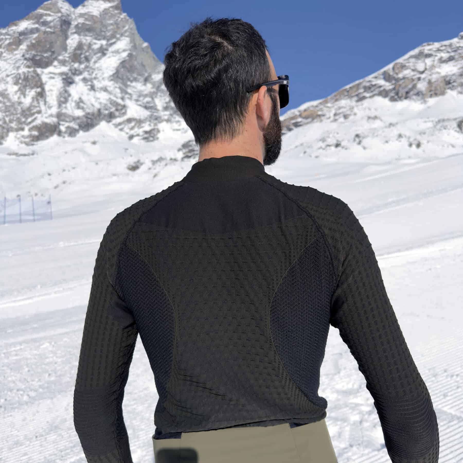 Vista dorsale del baselayer Black Thermo, primo strato multisport.