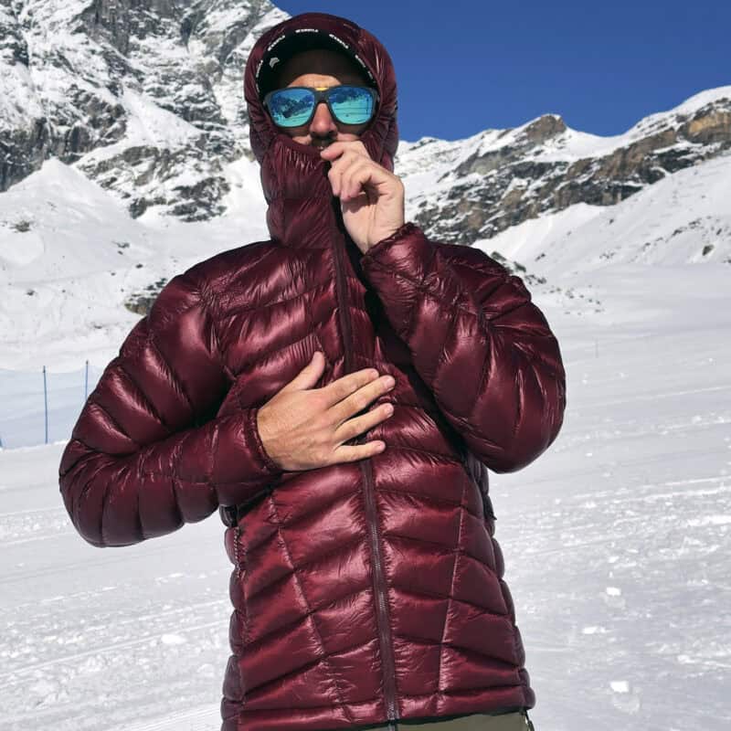 Isolamento completo, con cappuccio e zip al naso.