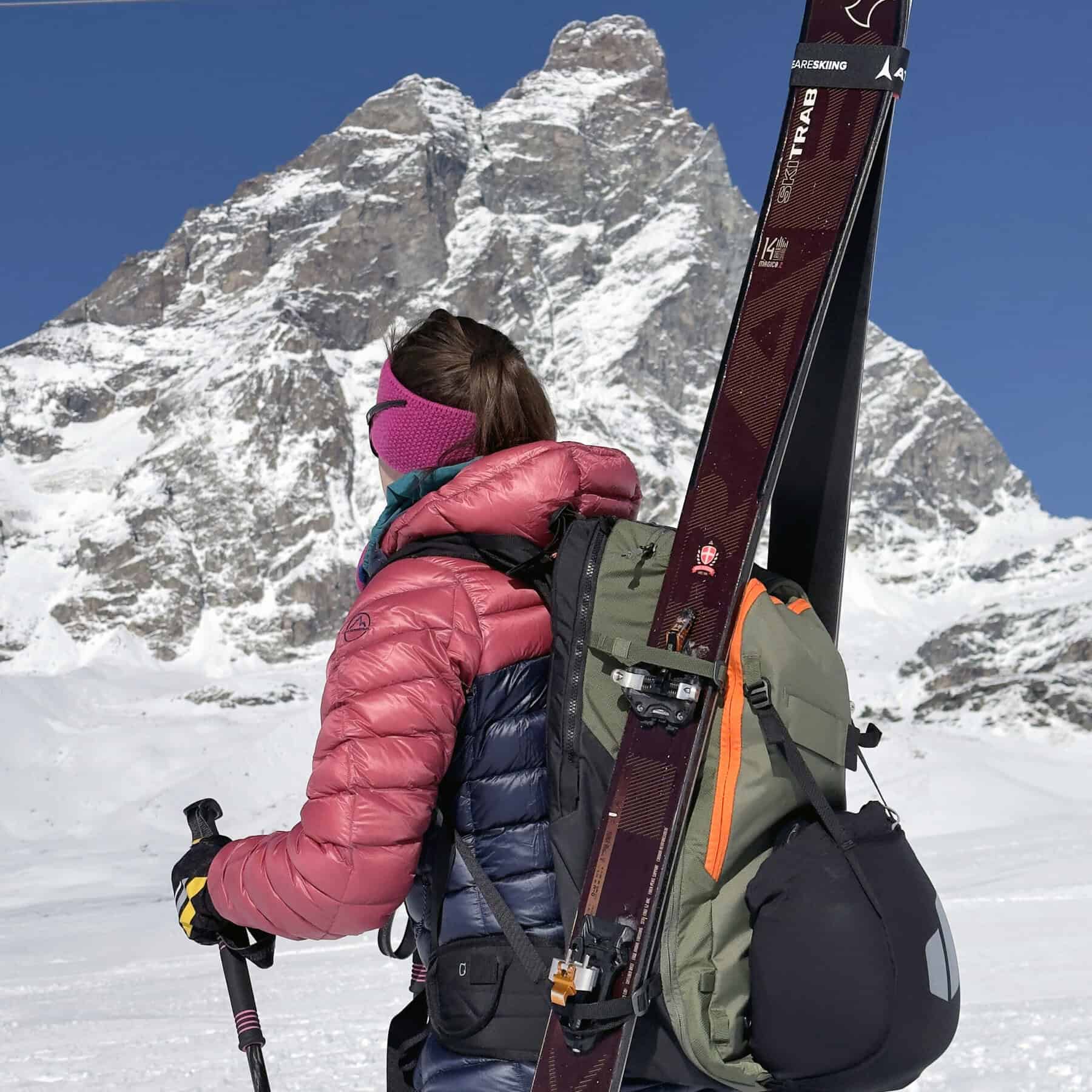 Scarponi da sci e attrezzatura da montagna in ambiente innevato.