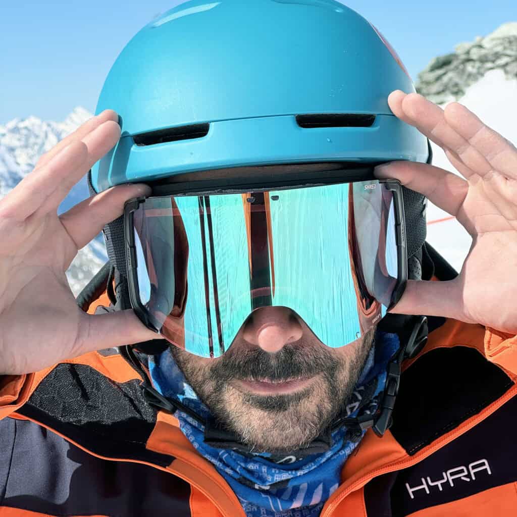 Casco da sci blu con maschera riflettente per sport invernali, sci e snowboard.