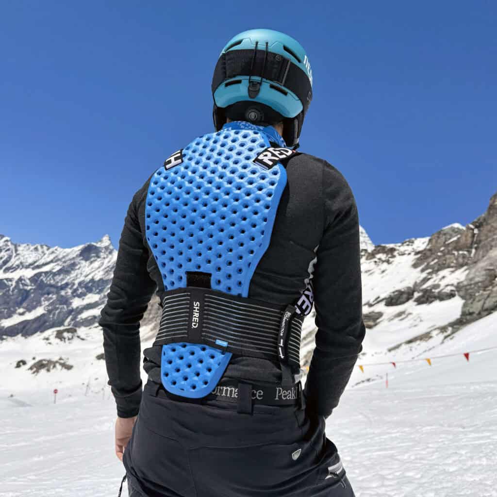 Protezione schiena da sci, dorsale da snowboard, casco e attrezzatura da montagna.