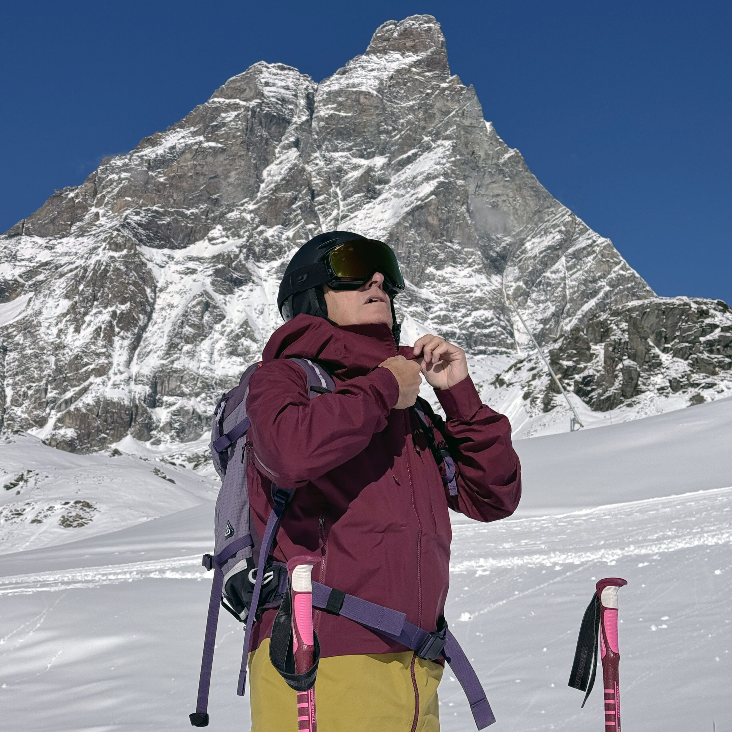 Zip anteriore completa, con chiusura fino al naso.