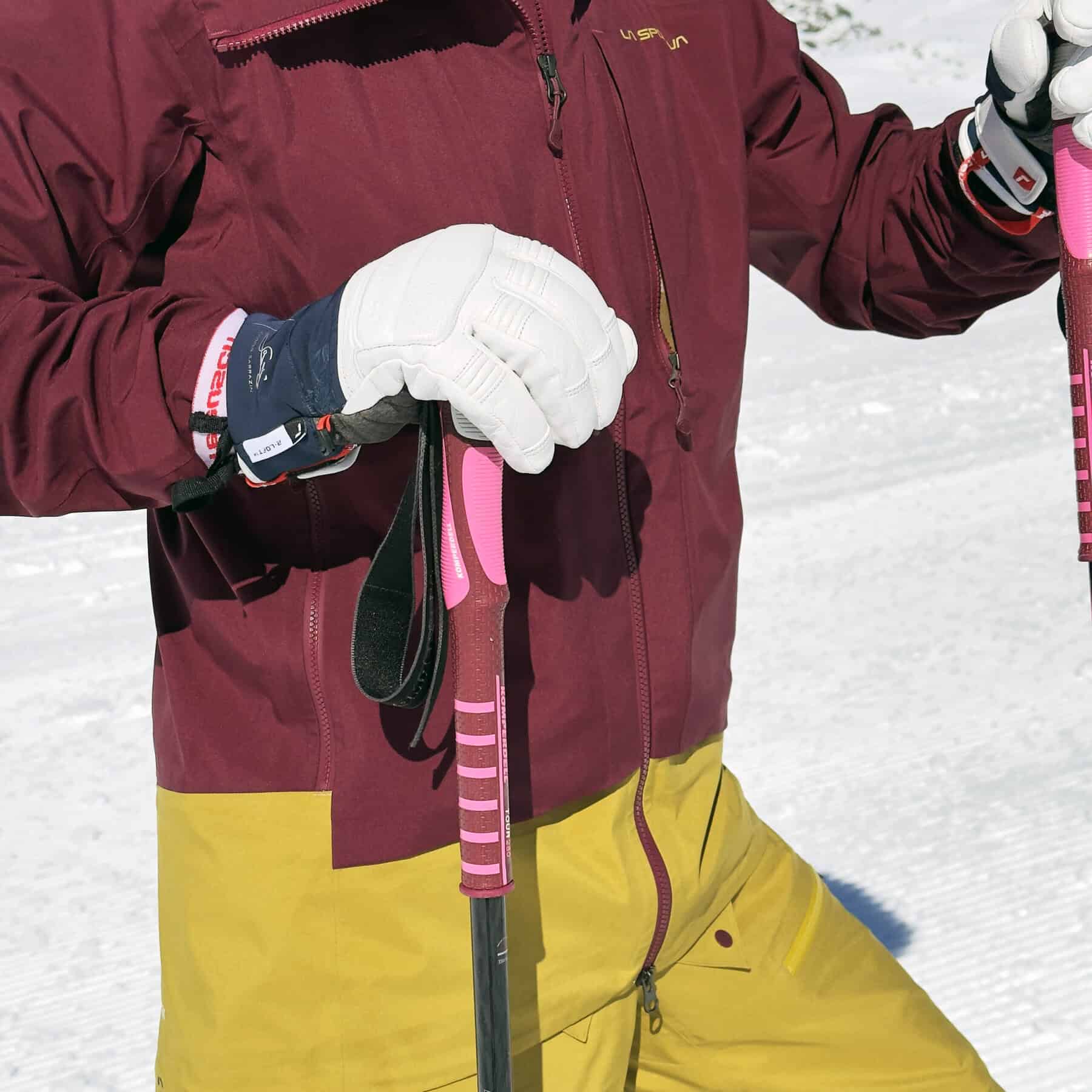 Fondale della giacca in secondo colore abbinato ai pantaloni.