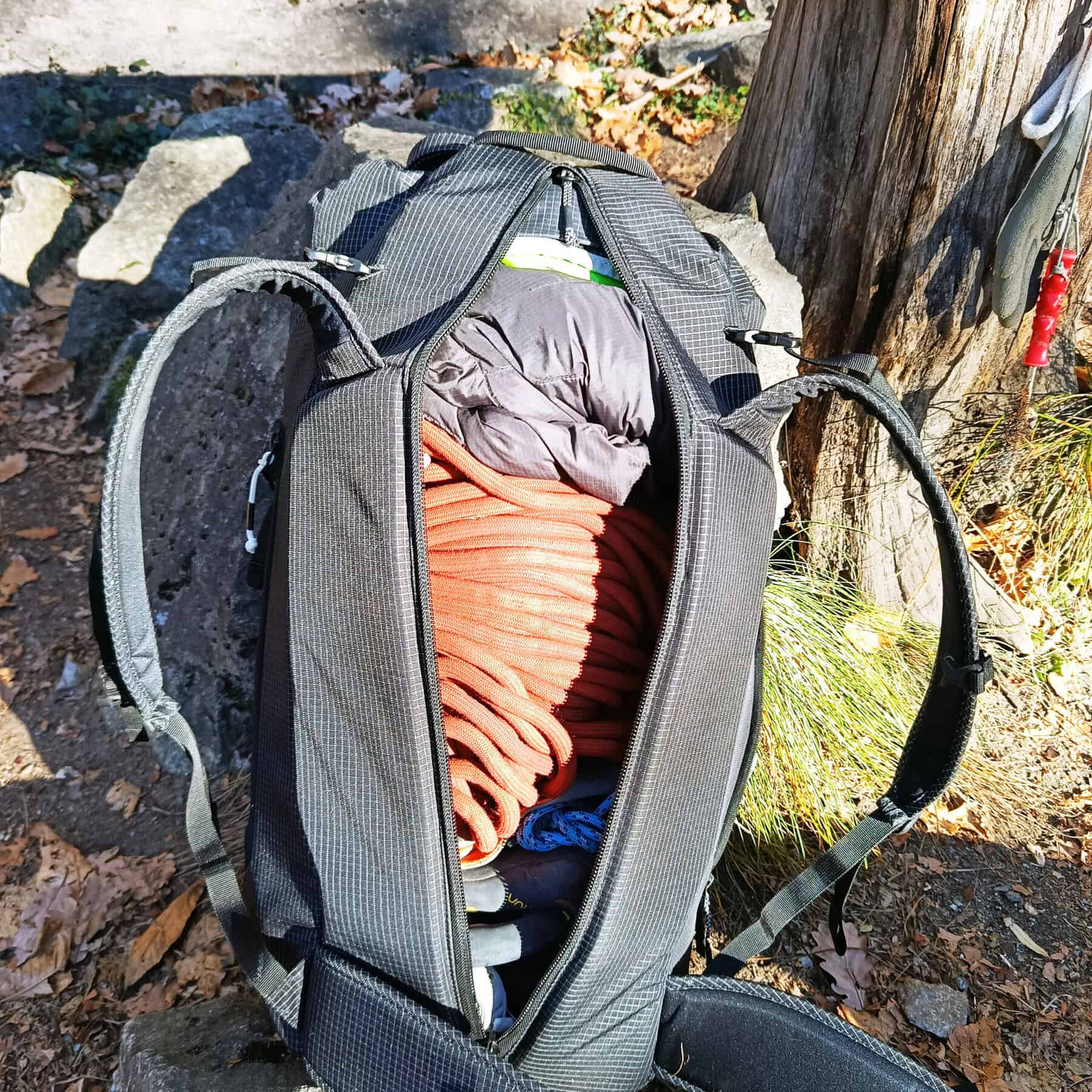 L'interno, facilmente raggiungibile con la zip dorsale, contiene tutto il necessario.