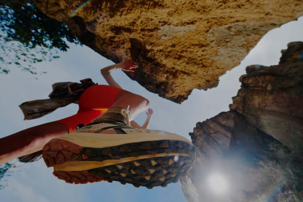 Dettaglio suola scarpe KEEN trail running con tasselli pronunciati su roccia