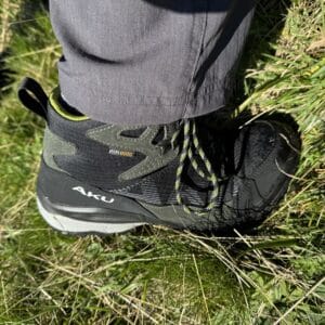 Aku Adapta Light GTX su tratto ripido in salita