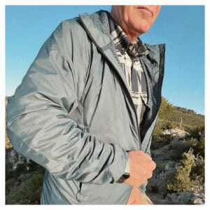 Tester Alfredo indossa la giacca Fjällräven Keb Thermal Wind Jacket M sul sentiero di Finale Ligure