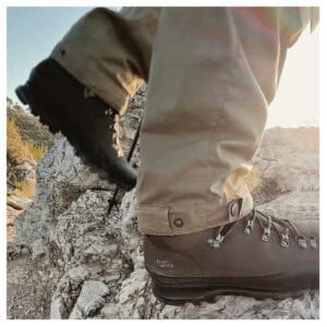 Scarpone da trekking Hanwag Naxcat su roccia calcarea a Finale Ligure, luce d'alba