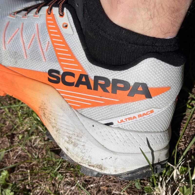 SCARPA Spin Ultra 2 dettaglio scarpa in corsa su rocce bagnate – intersuola e tomaia in evidenza