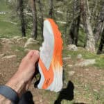 SCARPA Spin Ultra 2 – profilo laterale, intersuola Spring Foam e tomaia in mesh grigio e arancione