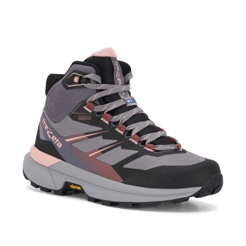 Scarpa da escursione Trezeta Ravik Mid WP donna, colorazione grigio con dettagli rosa cipria, membrana Water Stopper e suola Vibram Orobia, vista 3/4 su fondo bianco