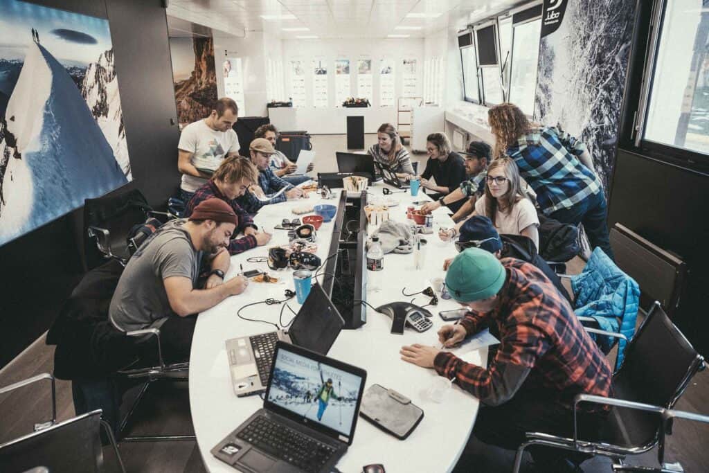 Team al lavoro nello stabilimento Julbo durante la fase di sviluppo prodotto