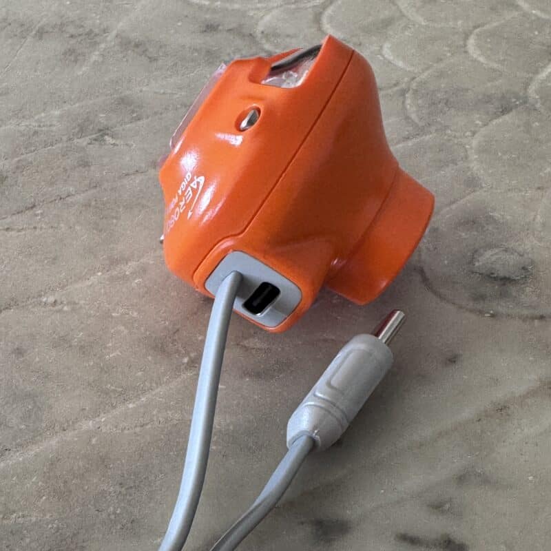 Aerogogo GIGA PUMP Air arancione vista dall’alto con il cavetto USB-C integrato