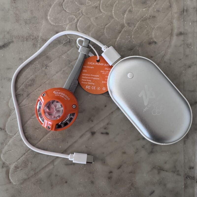 Pompa,cavo e powerbank: l’ingombro complessivo resta minimo.