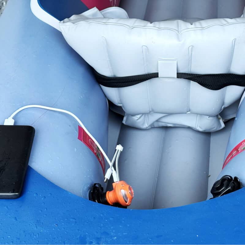 Aerogogo Gigapump impiegata per gonfiare una canoa.