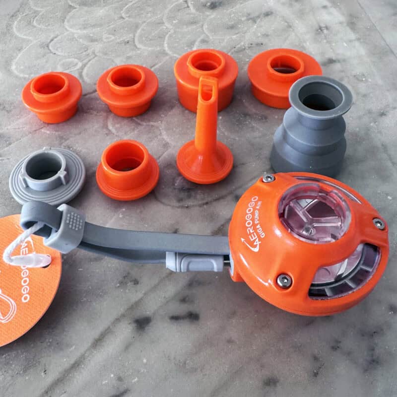 Pompa Aerogogo GIGA PUMP Air arancione con gli otto ugelli in dotazione
