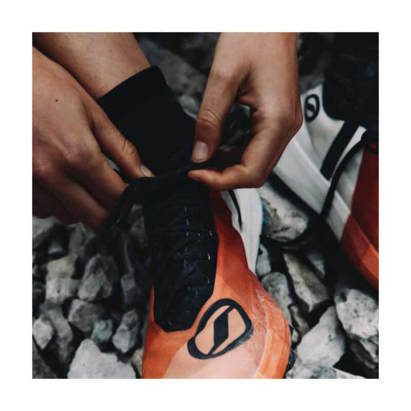 Runner che allaccia la SCARPA Alien Sky 2027 tra le rocce